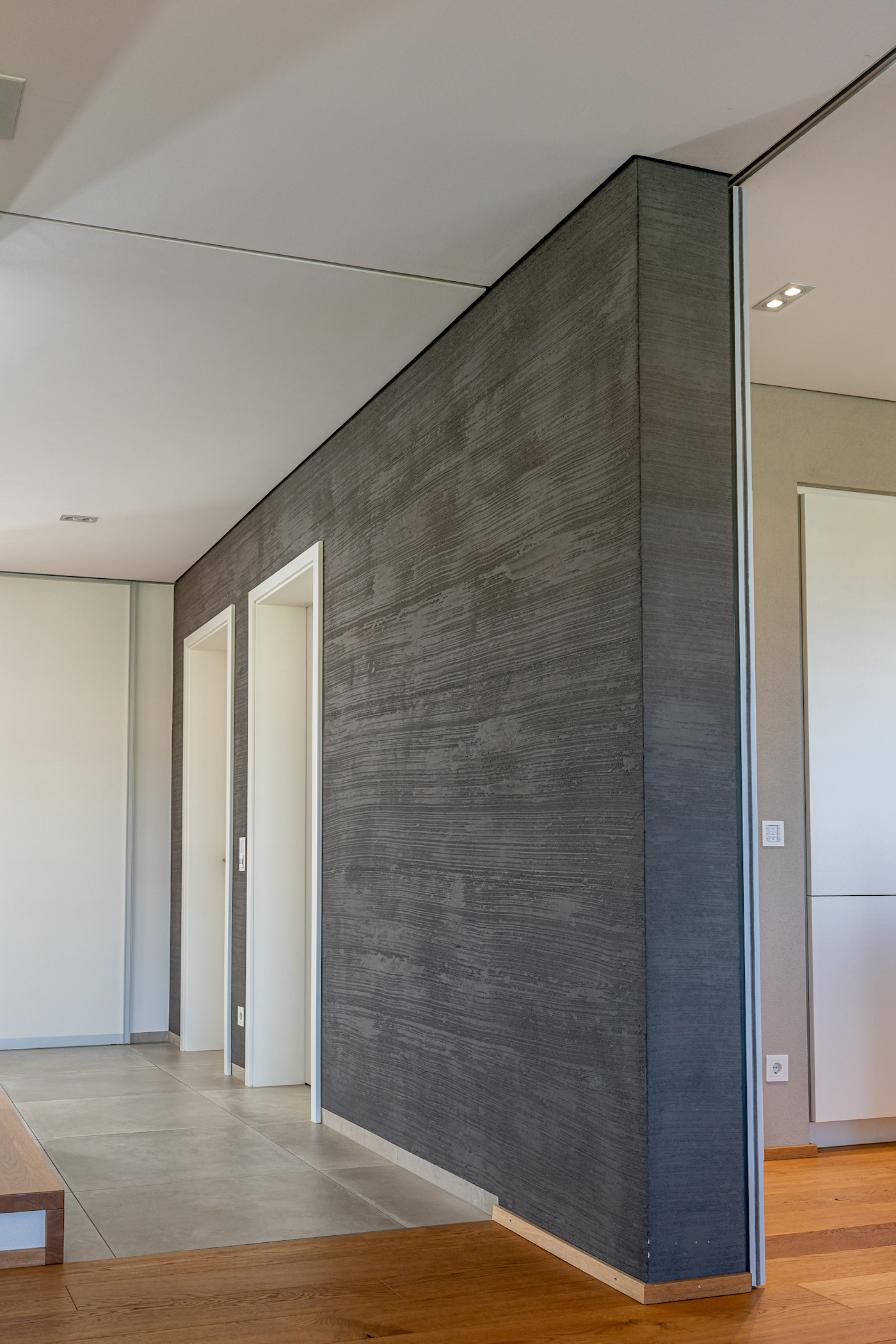 anthrazitfarbene Innenwand in Betonoptik.